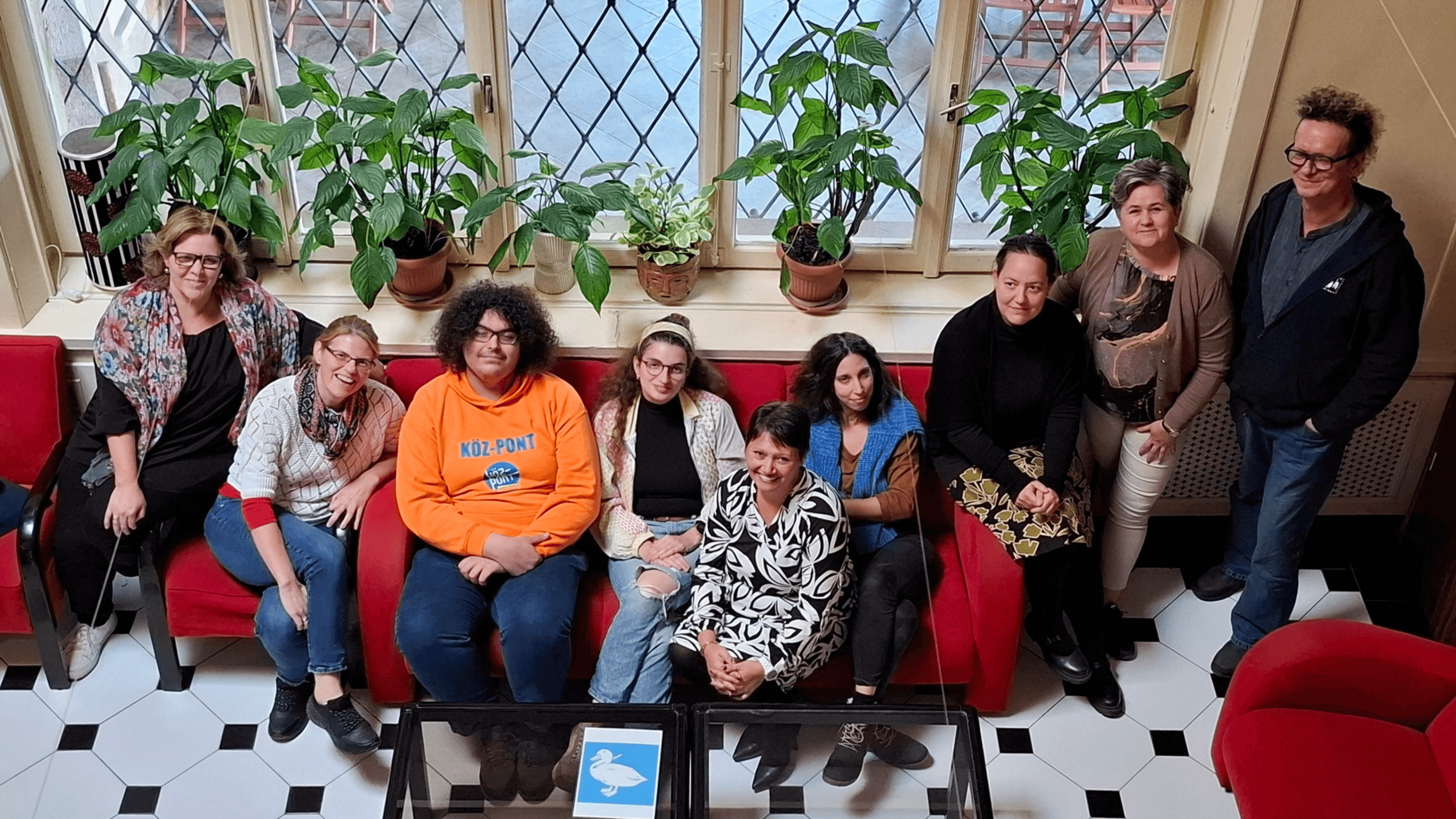 emberek csoportban ülnek